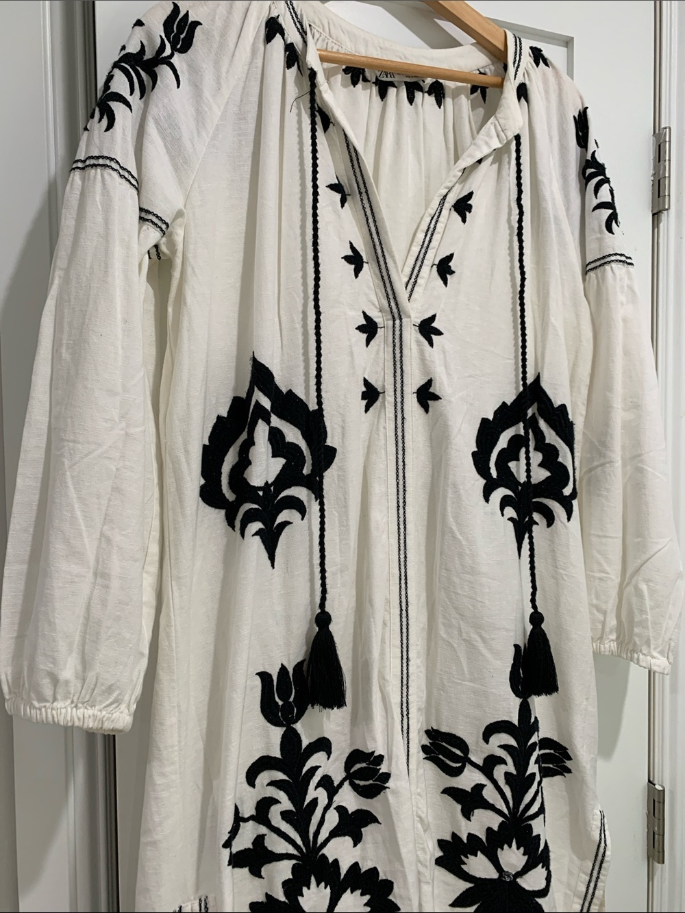 Zara White Maxi Dress with Black Embroidered Motifs - Picture 2 of 6